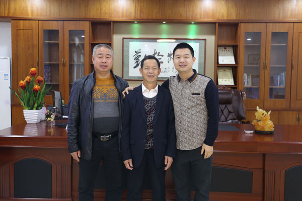 总经理办公室与客人合影