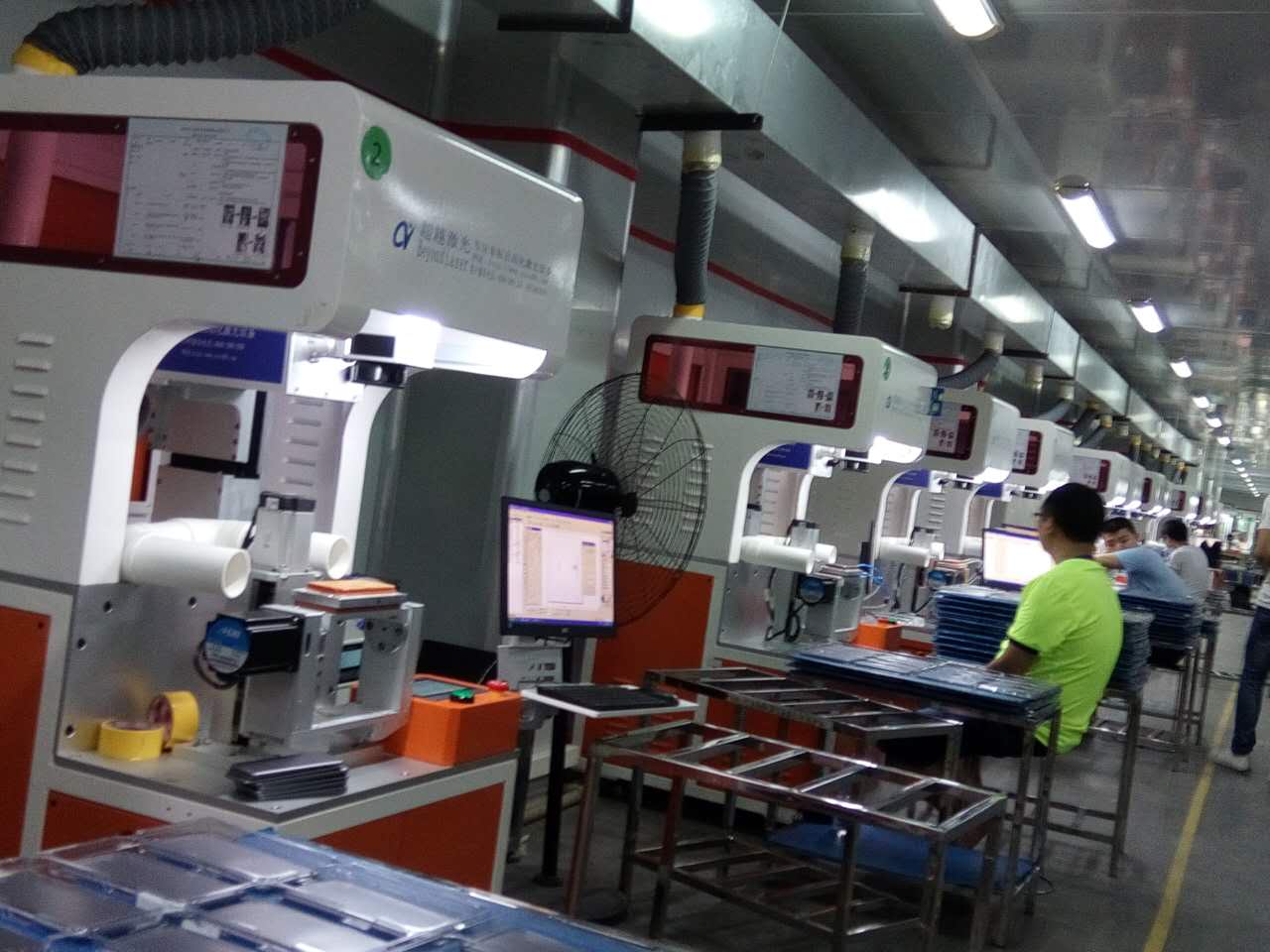 塑胶外壳表面亮雾同体激光加工现场 塑胶外壳表面亮雾同体激光加工现场